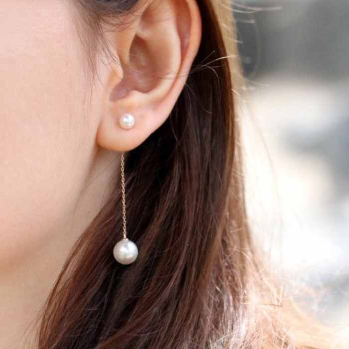 Gold earrings with two-sided pearls