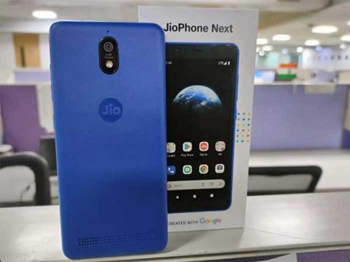 JIO Phone Review - What is it like to use a Jiophone for the first time