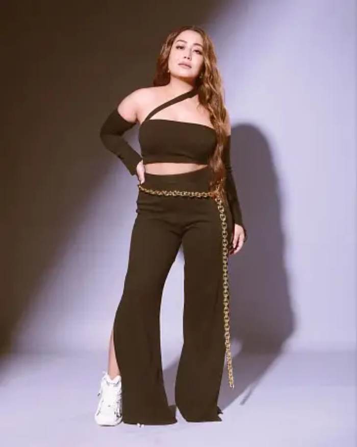Neha Kakkar Height In Feet Without Shoes/Heels