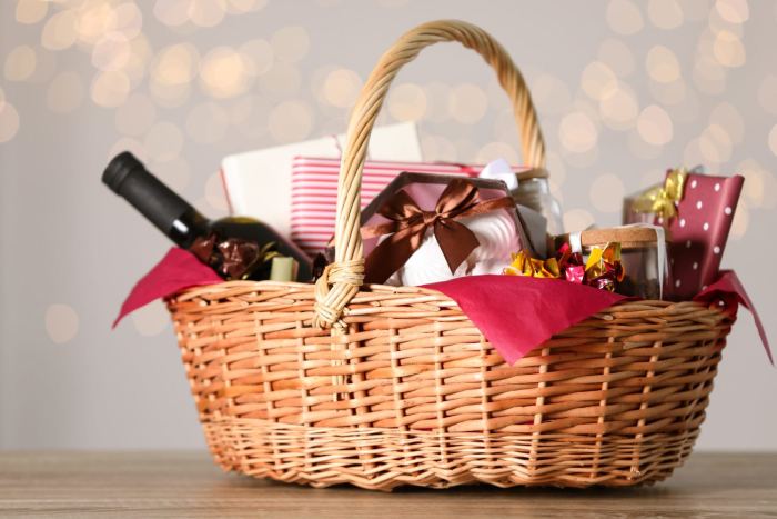 What does a women gift basket contain?